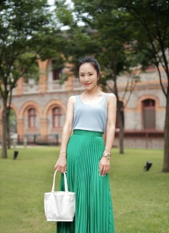 简洁大方的裙子搭配很显气场，可以瞬间提升你时尚的格调