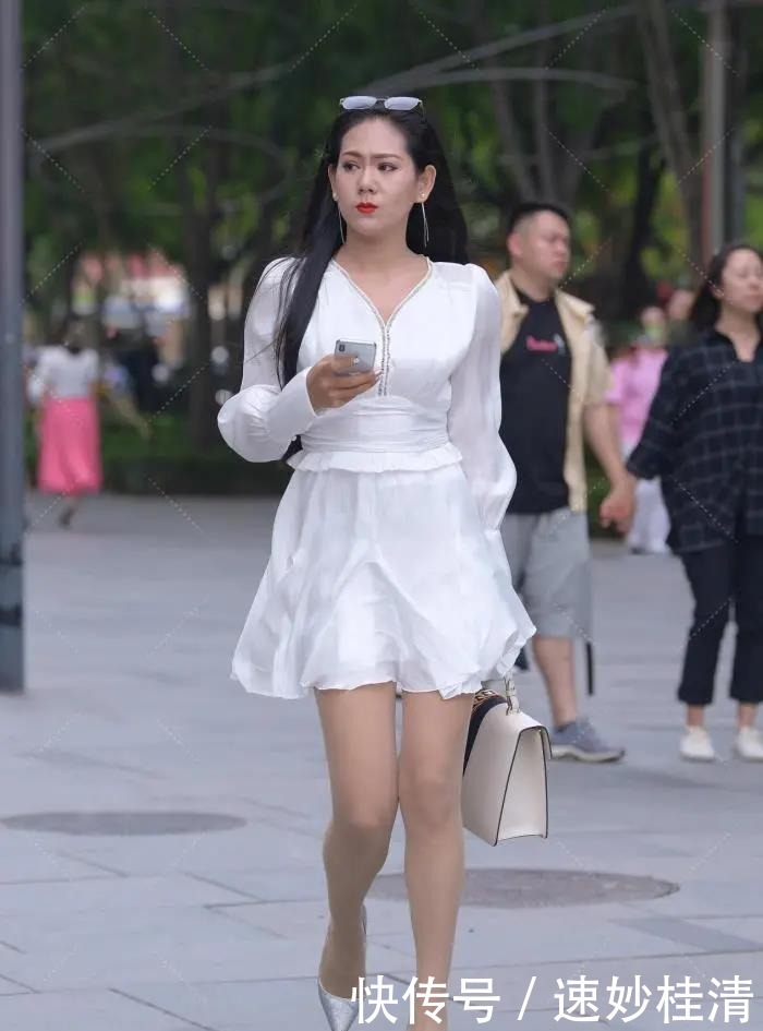 连衣裙|成熟女性独具风韵，再搭配飘逸的纯白连衣裙，更添优雅精致