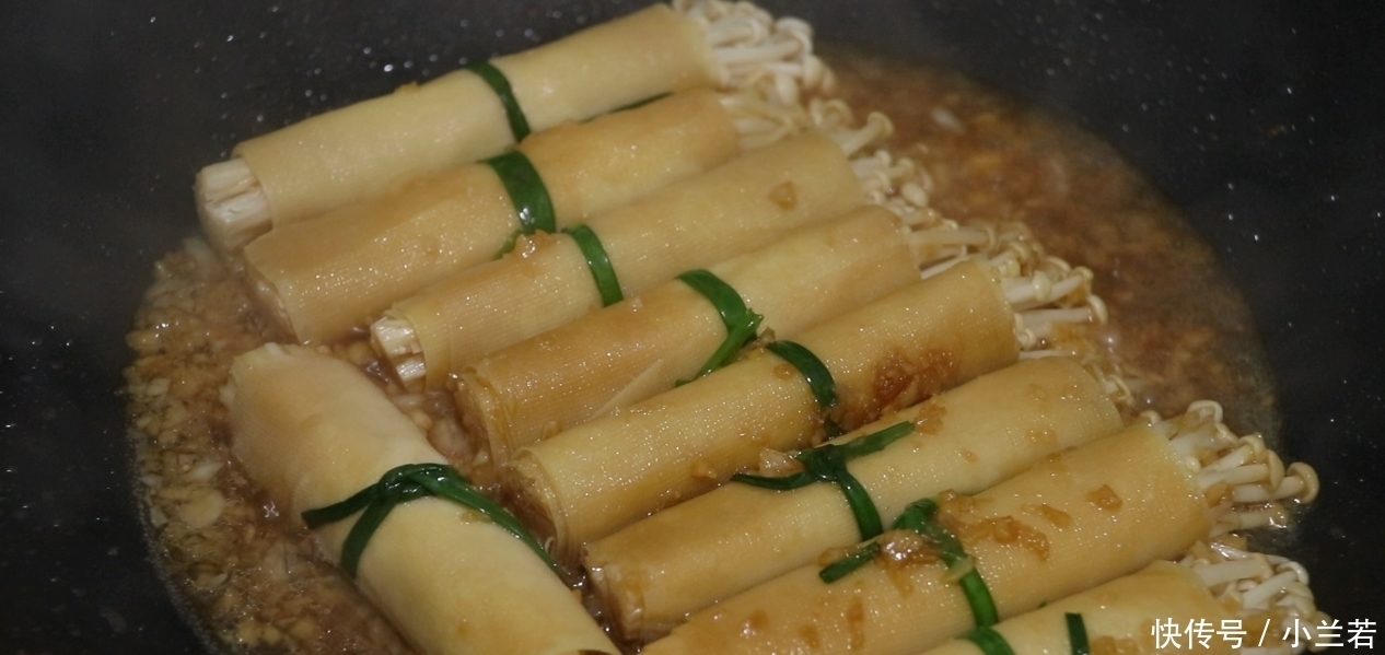 1把金针菇,2张豆腐皮,一卷一烧,简单又美味,吃不腻