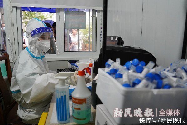 采样|上完一个班头 手酸得抬不起！目击核酸检测点医护人员艰辛