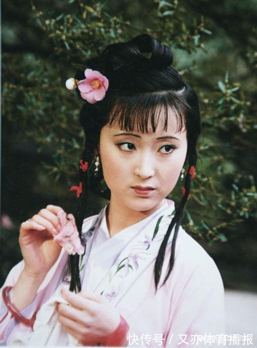 宝钗&林黛玉初入贾府时,对赵姨娘爱答不理,为何后来却对其敬爱有加?