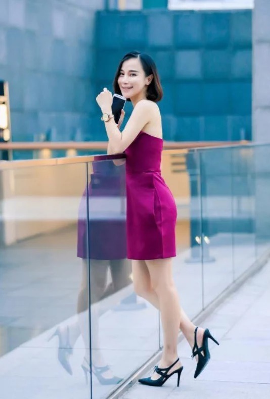 风衣|街拍:长风衣穿出了美女的好身材,长发飘逸,真的吸引眼球