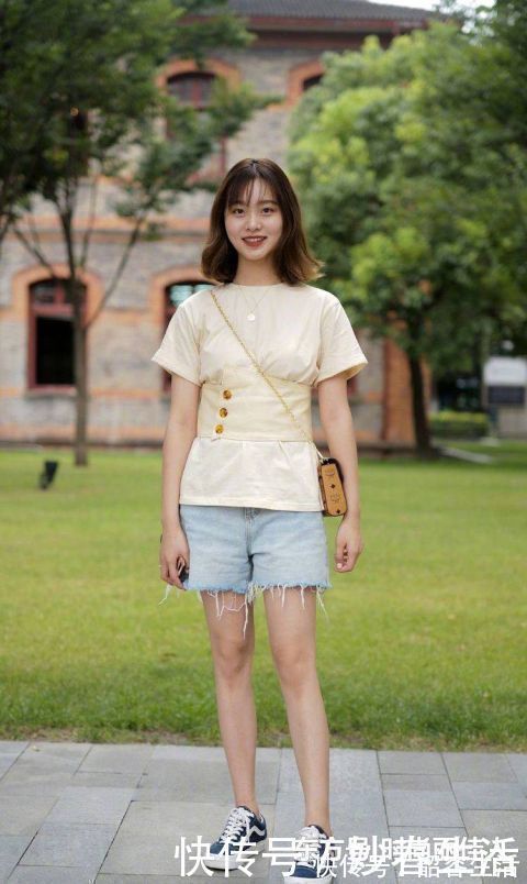 小蛮腰 时尚的姑娘用短裤搭配服饰，清凉感十足，还显腿长