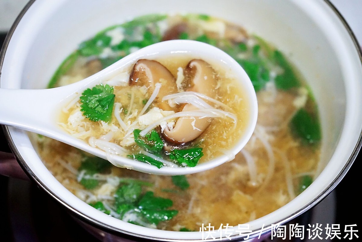好喝的双菇蛋花汤做法竟然如此简单,鲜香浓郁,喝一口回味无穷