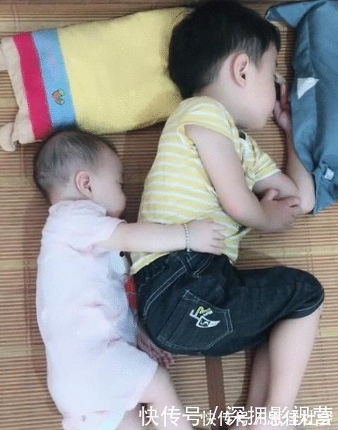 哥哥|妈妈把宝宝身上被子拿开,二宝抱着哥哥的动作,网友:场面好感人