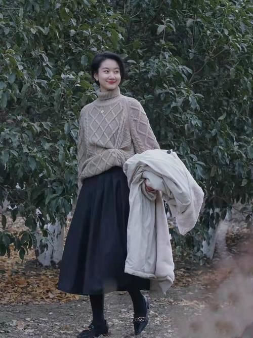 今年流行一种“大气风”穿法，保暖洋气显高级，成熟女性的最爱