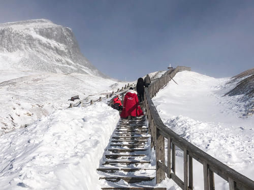 冬季的长白山西坡，零下34度漫天冰雪，天池时隐时现