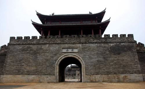 士兵|古代城门为啥要往里开而不是往外开的？敌人入侵时，不是更容易撞开吗？