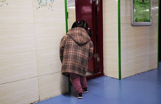 常回家看看|家长打女儿耳光,小女孩身上衣服只剩内裤,这样教育孩子好吗?