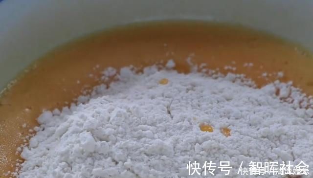 用3个鸡蛋做的小零食,香甜酥脆,平底锅就搞定,比买的还香