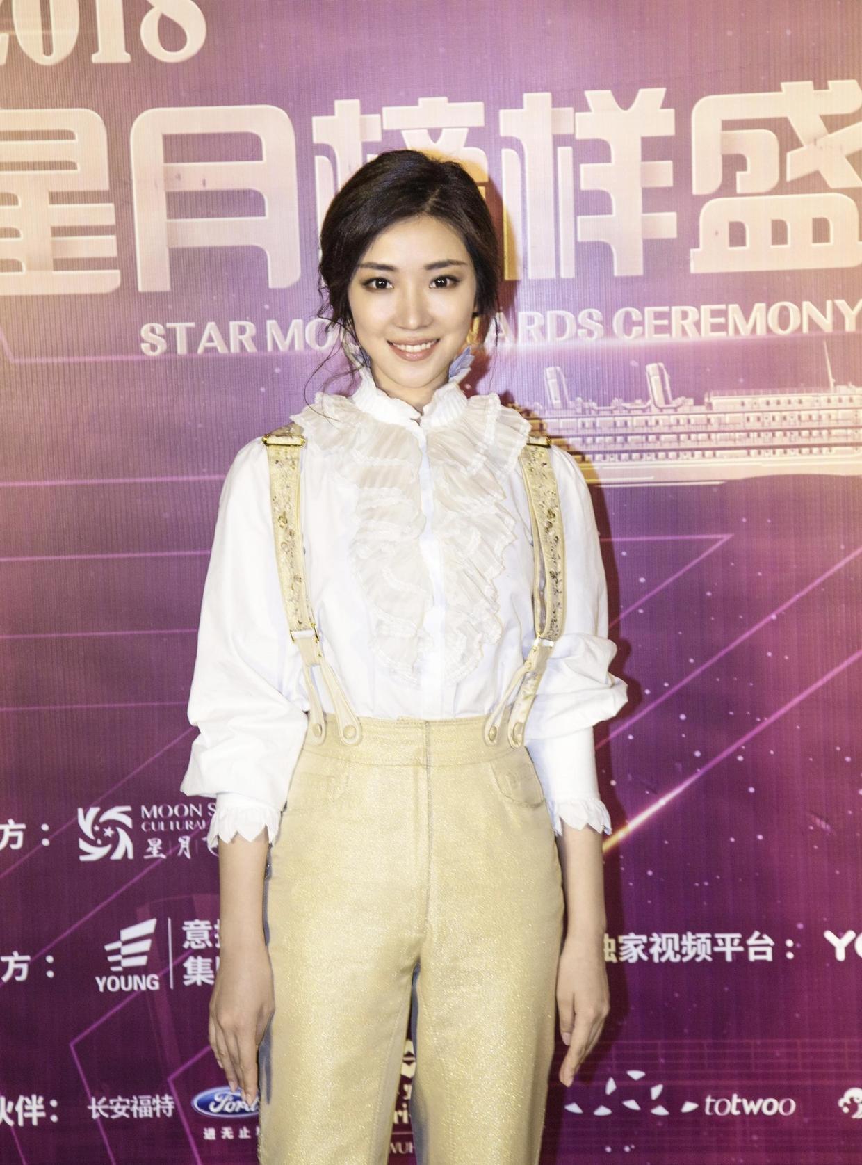 裙摆|菅纫姿有颜有腰又会穿，一袭黑白拼接礼服华丽高贵，美得惊艳