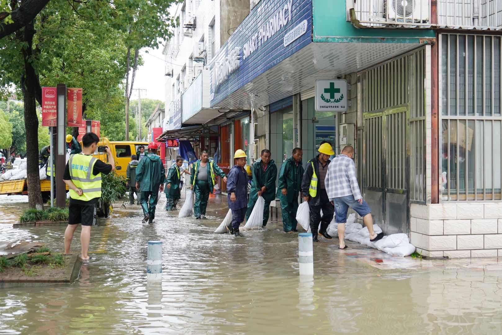 金山区|领导奔赴现场、居委干部、专业人员、志愿者齐上，金山区正在打一场“排涝战”