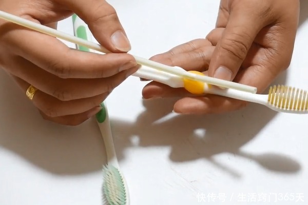 牙刷上粘一根吸管,解决了你出差旅行的一大烦恼!快告诉家里人!