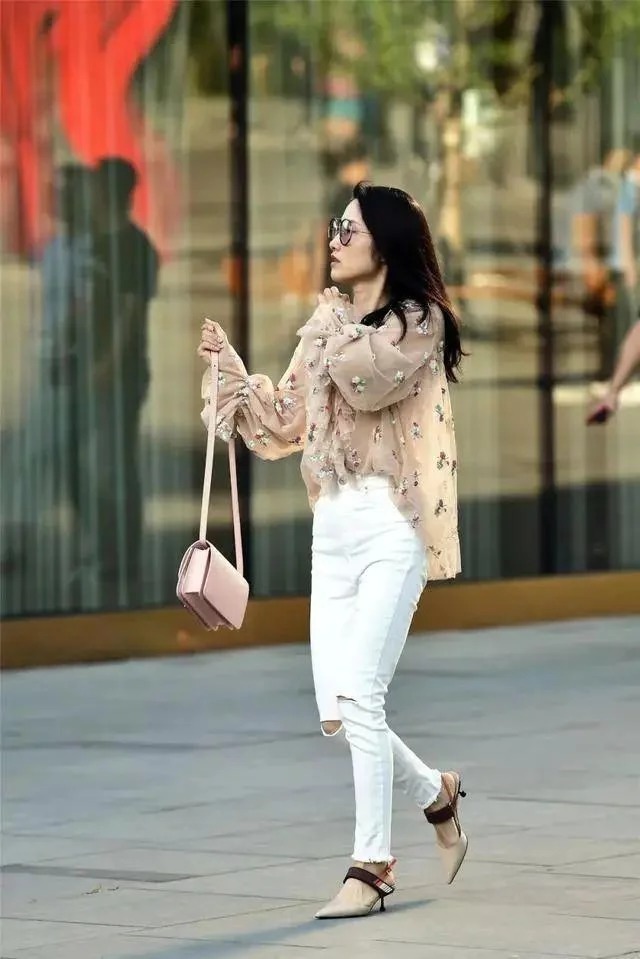 街拍:气质清雅动人的小姐姐,成熟知性,美感十足