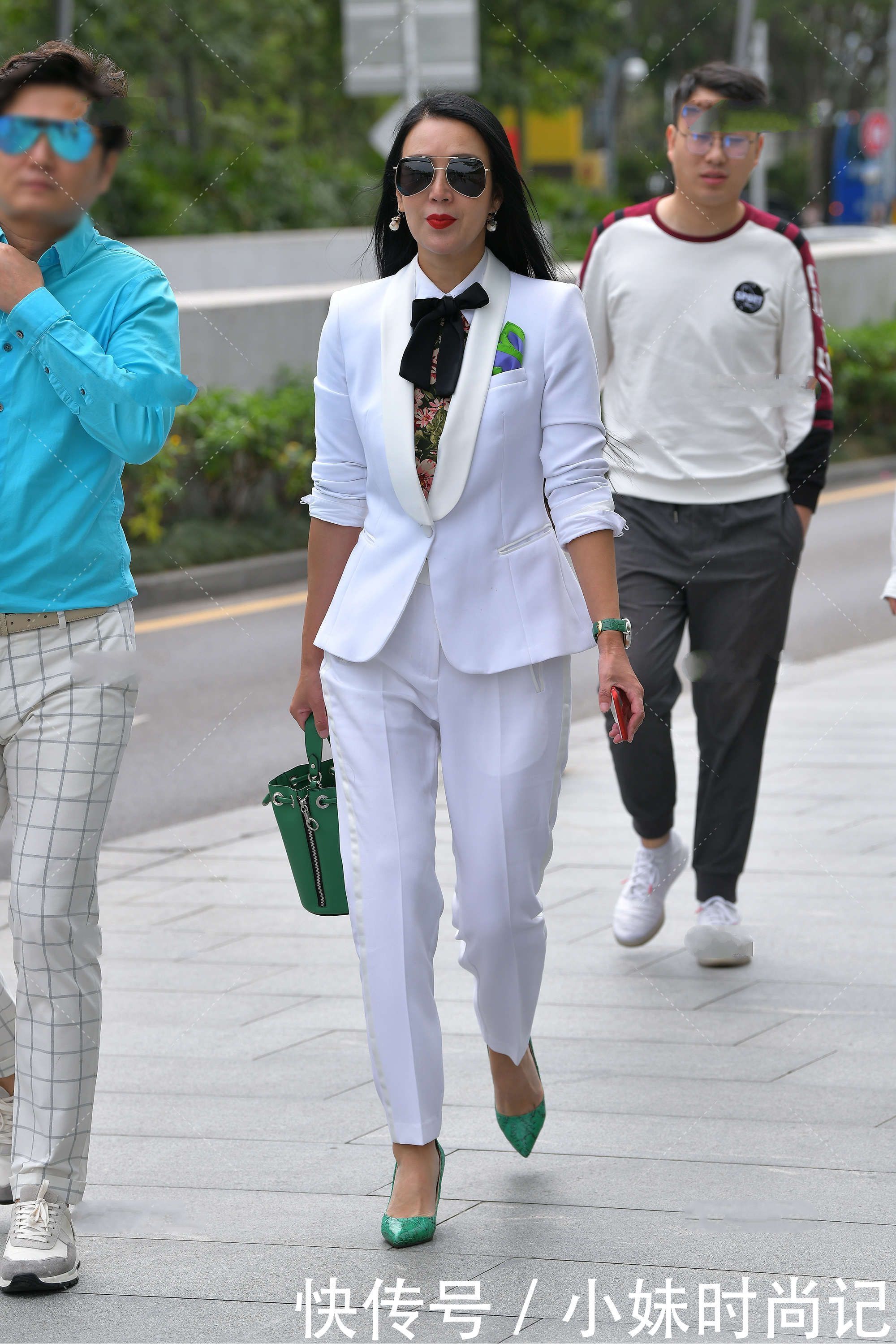 街拍:白色西装很休闲, 搭配黑色墨镜也能穿出帅气范儿