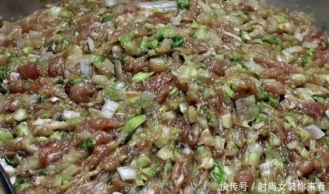 调肉馅饺子时，这两种食材缺一不可，饺子鲜嫩多汁，香而不柴