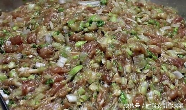调肉馅饺子时,这两种食材缺一不可,饺子鲜嫩多汁,香而不柴