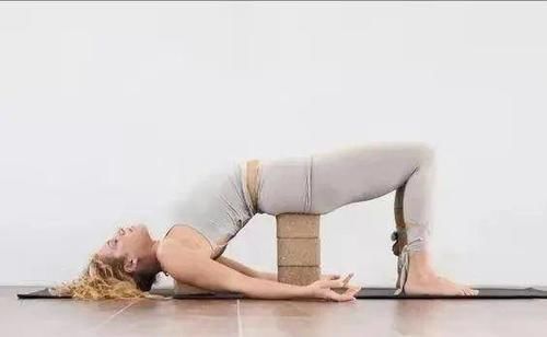 背部|瑜伽后弯好处多多,每天弯一弯,让你背部更加挺拔