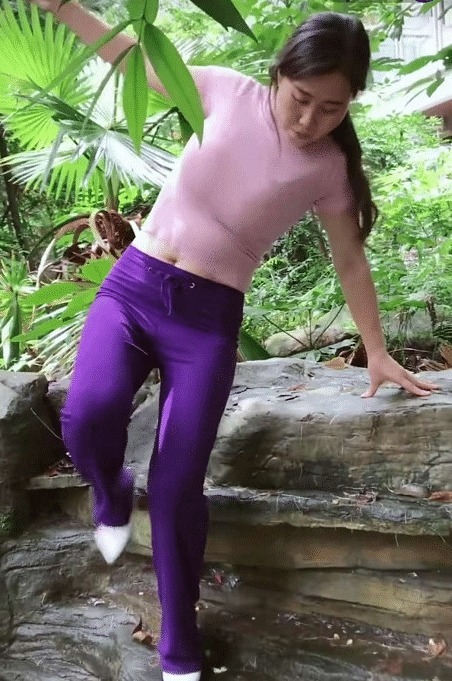 穿搭 性感大妹子,微胖身姿穿紧身衣+紫裤子,美得不忍直视