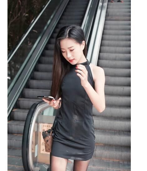 穿黑色高跟鞋的小姐姐,坐在公交站看脚,高跟鞋不合适么