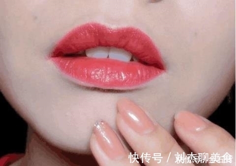 妹子们 涂完口红后别急着抿嘴! 多做“这一步” 口红持久不易掉色!
