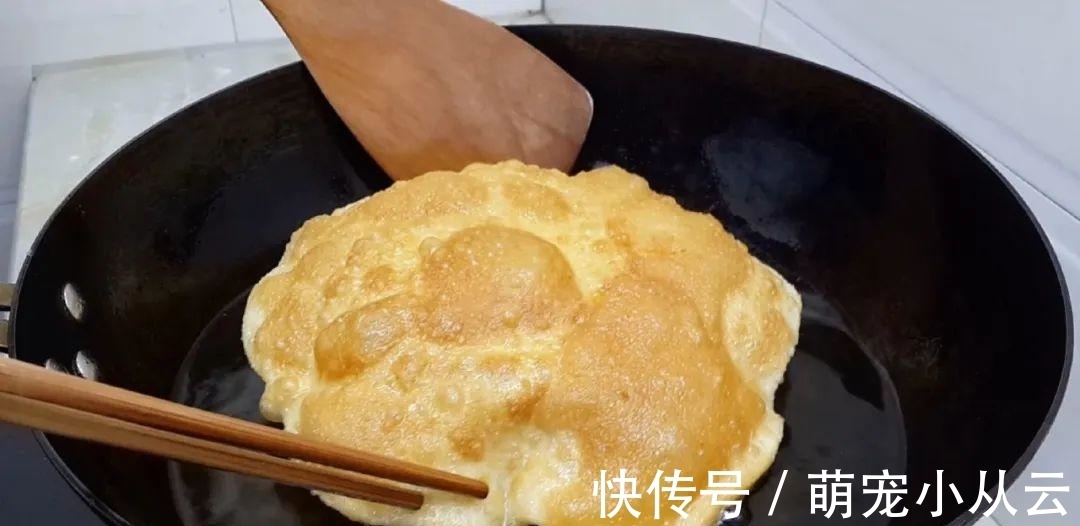 面粉这做法太香了，开水一烫，焦脆又空心，比油饼鸡蛋饼好吃几十倍