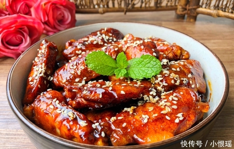 鸡翅这样做,鲜嫩多汁,好吃到舔手指,做法用料超简单