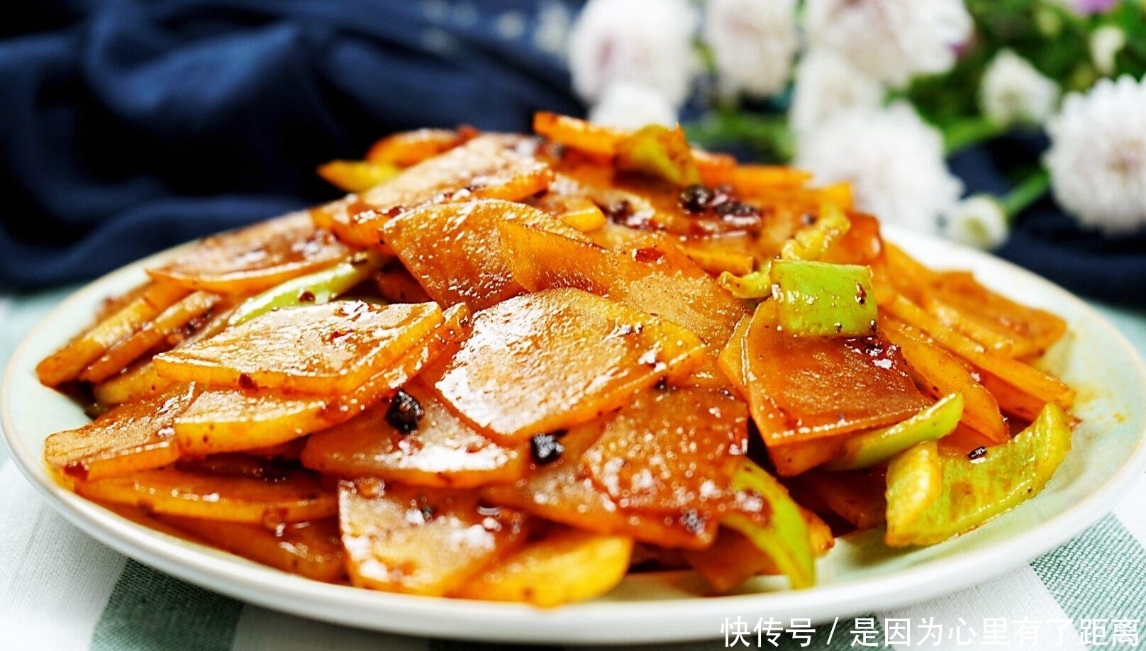 老干妈土豆片,颜色红润十分诱人,一看就有食欲,吃了就停不下