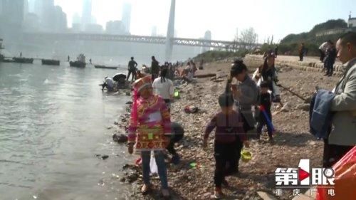 低薪|暖阳太诱人 市民三五成群江边撒欢