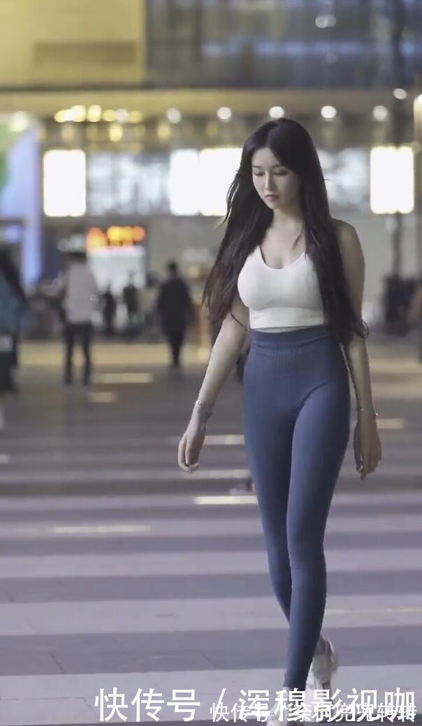 美眉|瑜伽裤造型,穿到街头,给人“秋裤外穿”的印象