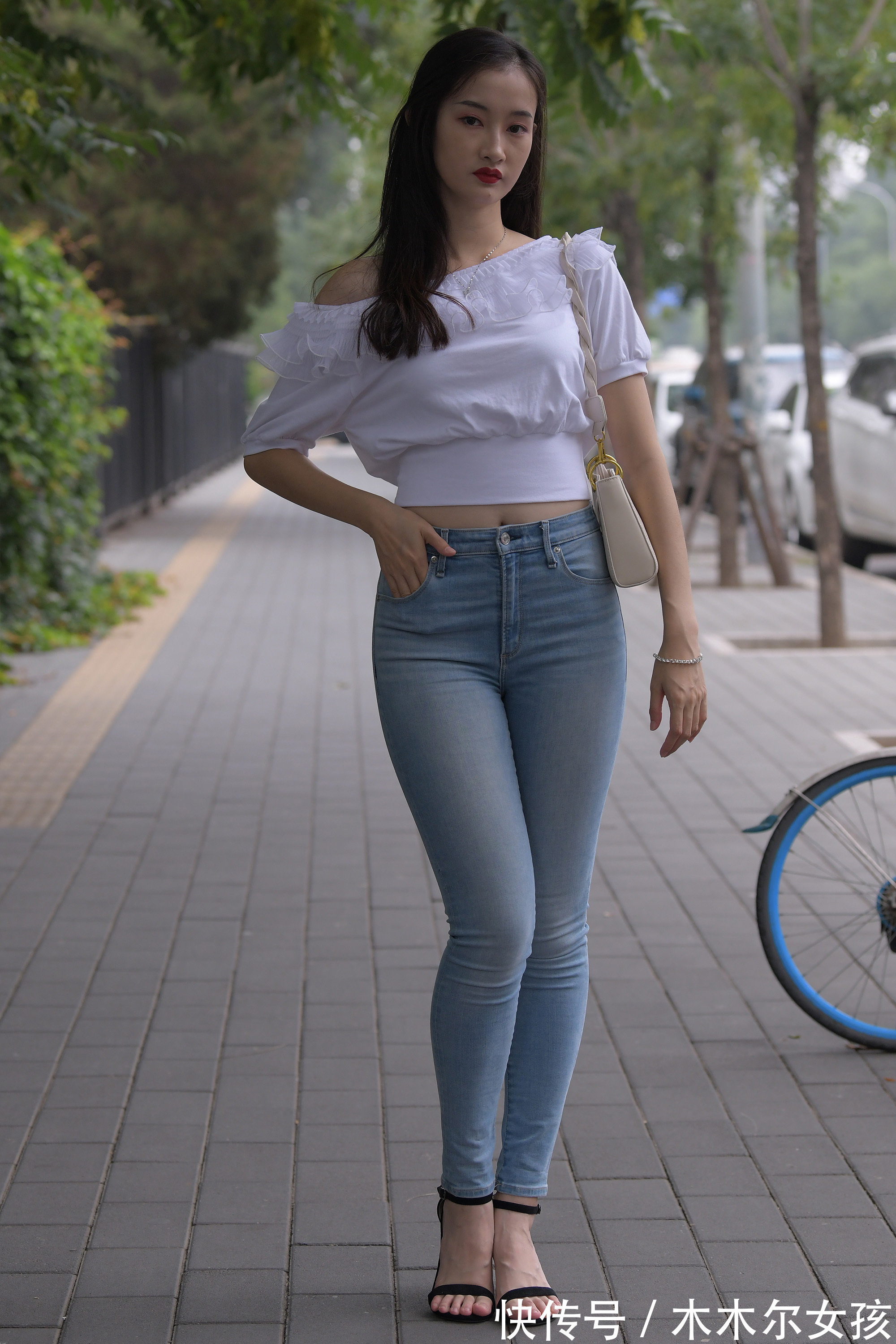 小衫 百搭型的修身牛仔裤,配上个性小衫,穿出了简约又休闲的风格