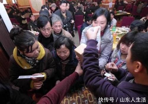 父母|宝妈炫耀10块钱带儿子吃海底捞：贪小便宜的父母，正在毁娃