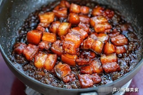 炒糖色，冰糖直接炒是大错特错！仅需多加这1步，糖色不焦更红亮