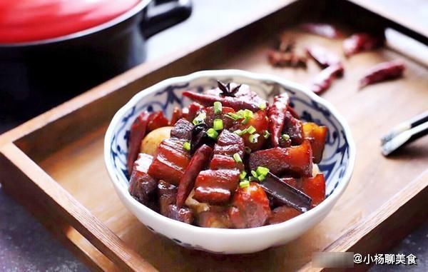 五花肉|为什么饭店做的红烧肉，肥而不腻，软糯入味？秘诀就在这里