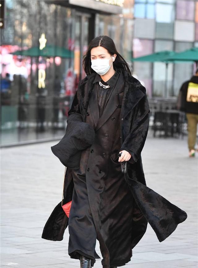 冬天可以选择黑色穿搭,黑色要搭配出层次感,要注意服装材质