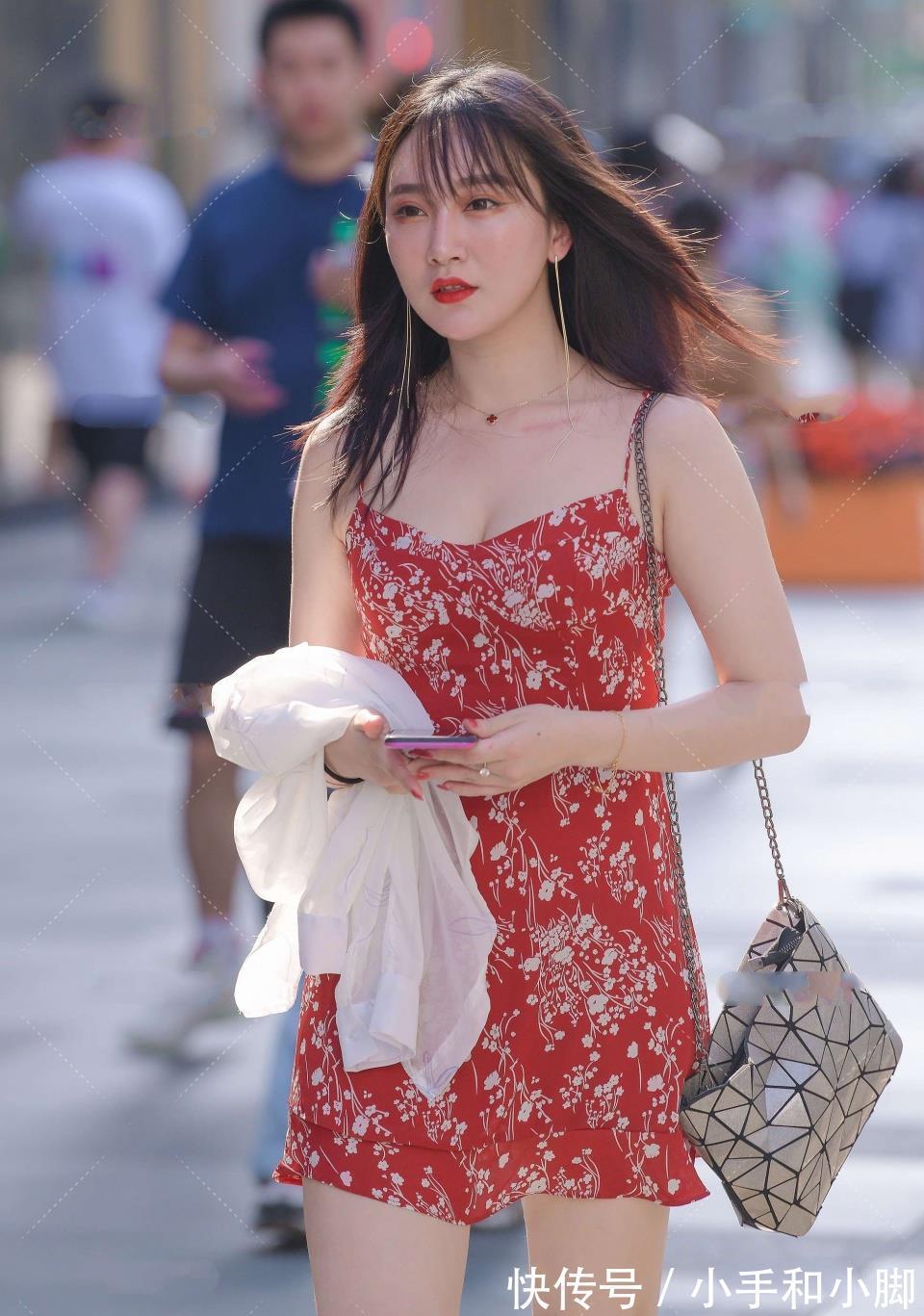 气质|半身裙搭配毛衣，轻松打造温柔气质，看起来时尚又美观