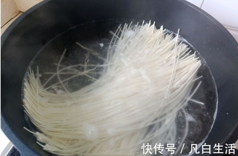 香味|茄子别再炒菜吃了，学会这个茄子打卤面，香味浓郁，连吃2碗