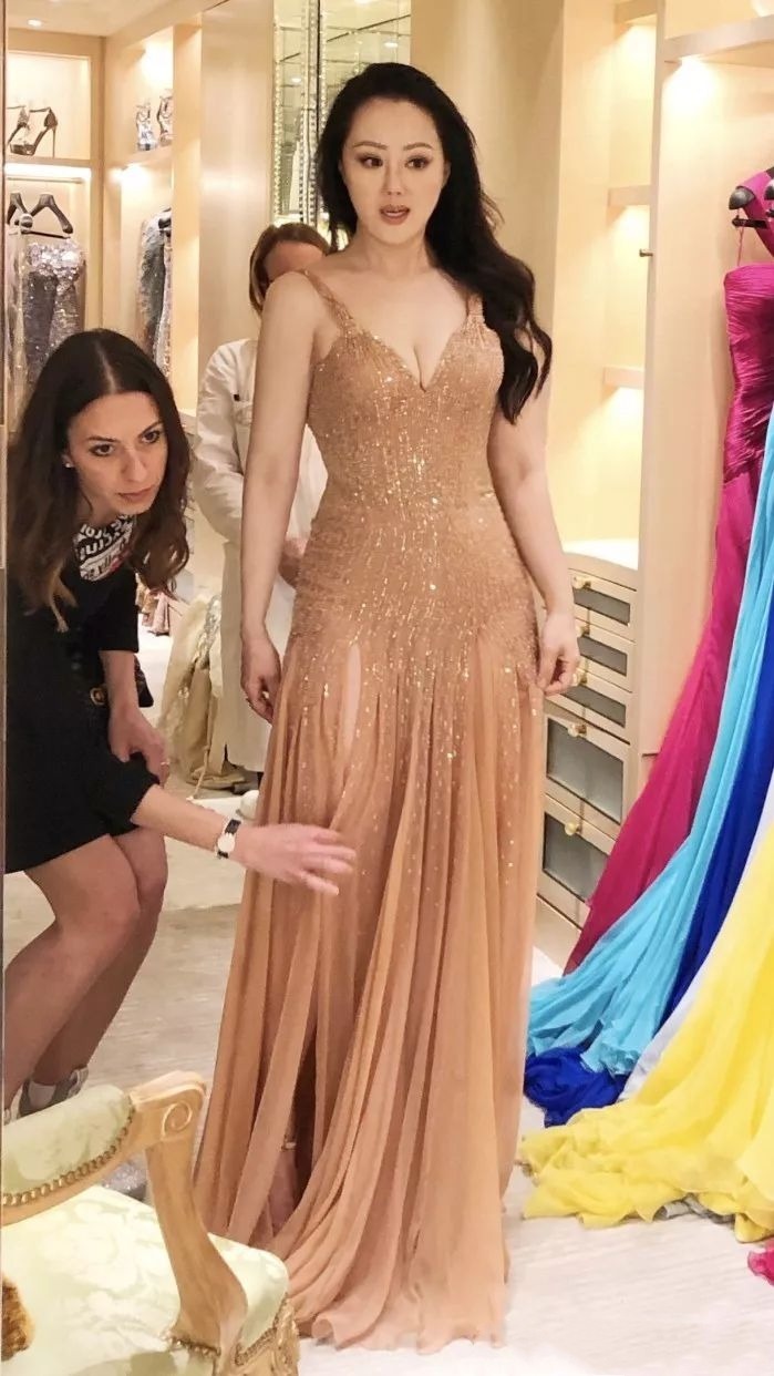 贵妇|章小蕙不愧是“贵妇”,穿黑白印花外套成熟稳重,气场全开好惹眼