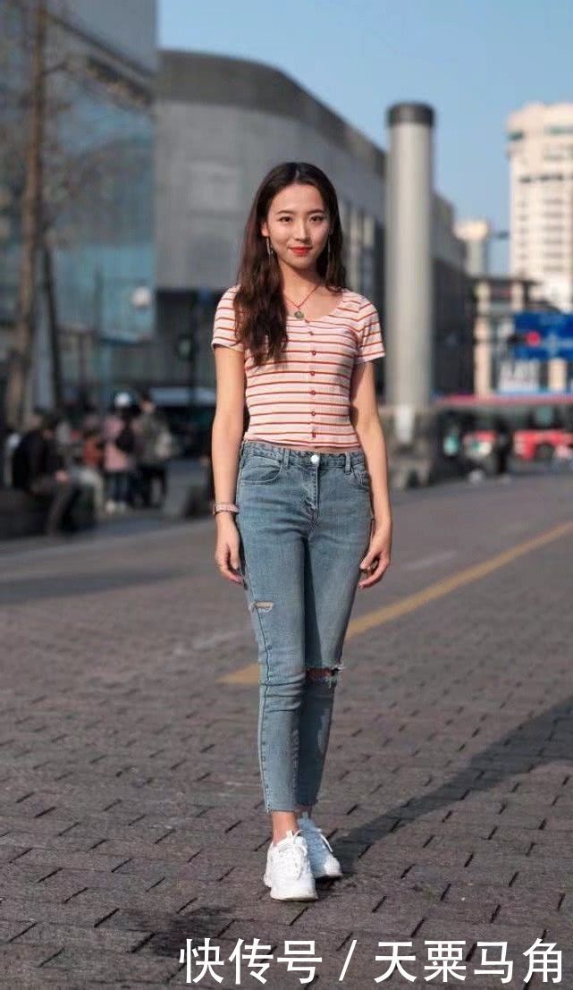 拥有|街拍美女拥有完美的身材比例,穿着帅气与性感集于一身,尽显女性风采