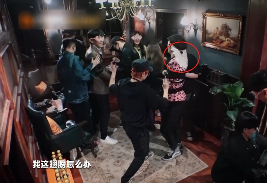 心疼|郭麒麟录节目身上被缠胶带,看到他的衣服,网友大林子心疼不