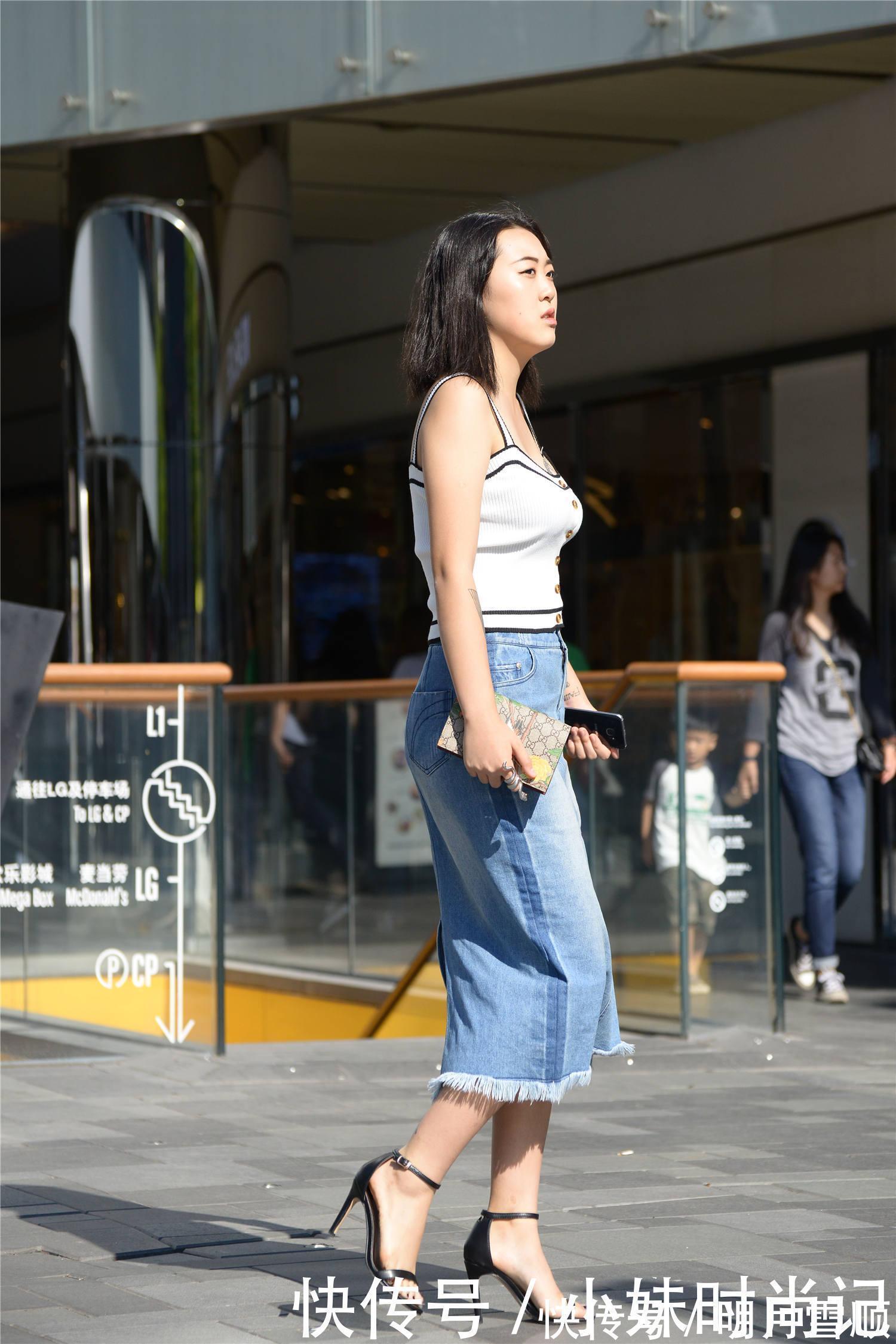 一字带|街拍高腰牛仔筒裙搭配一字带细高跟,微胖身材也可以搭配出时尚美