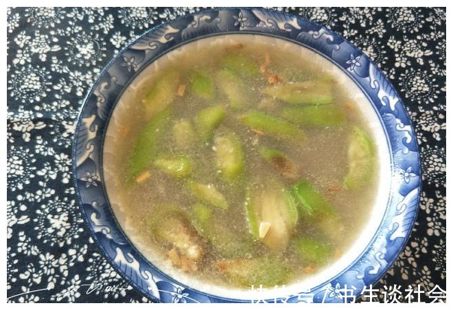 秋天就要多喝汤，丝瓜和这两种食材一起煮，比鸡汤还鲜美