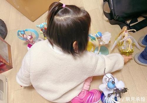 手办|爸妈都是玩COS的高手是啥体验?3岁萌宝在漫展中长大,手办当玩具