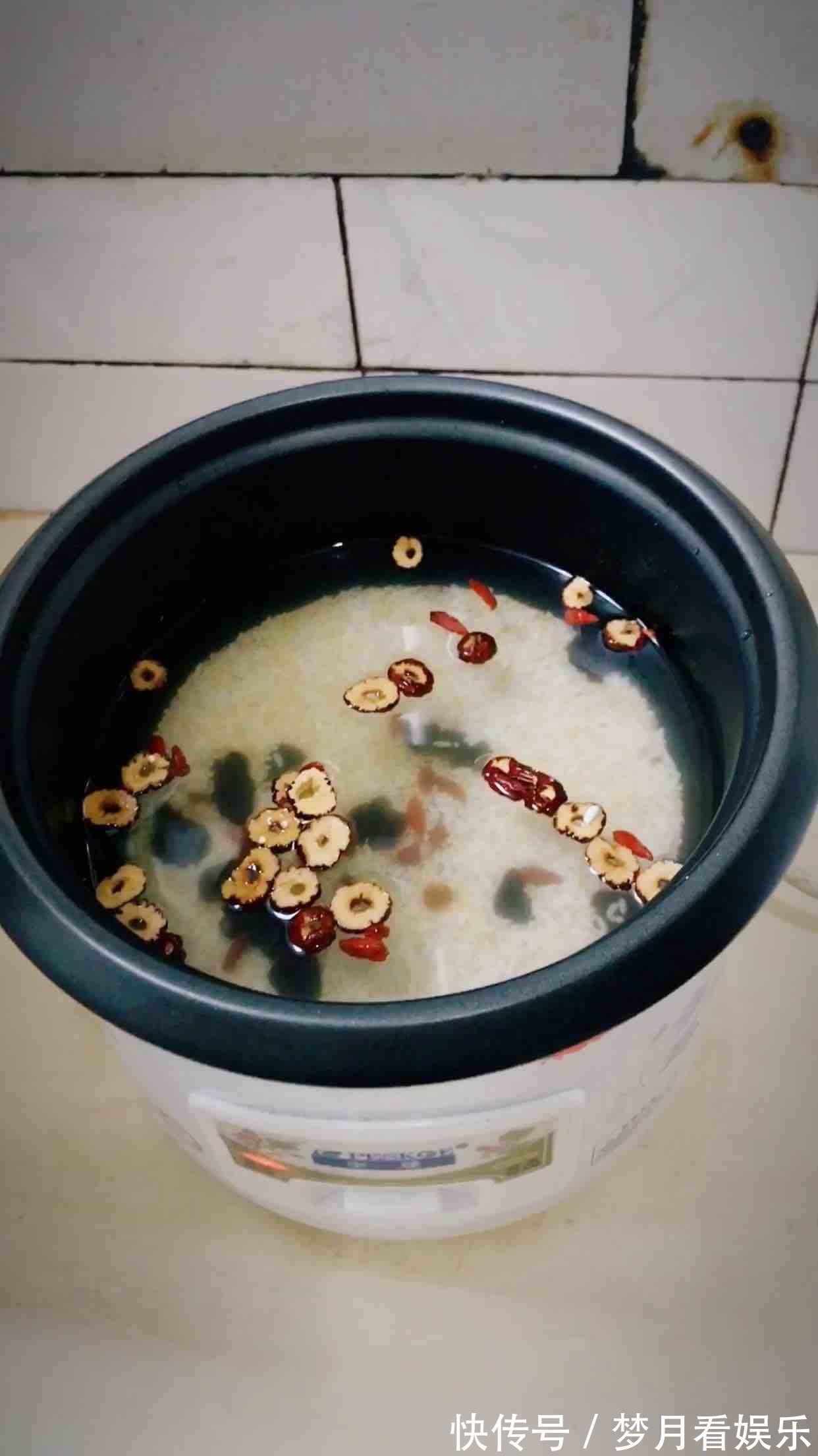 糯米|这粥坚持喝了2个月,白发少了,气色好了,闺蜜效仿也做给妈妈喝