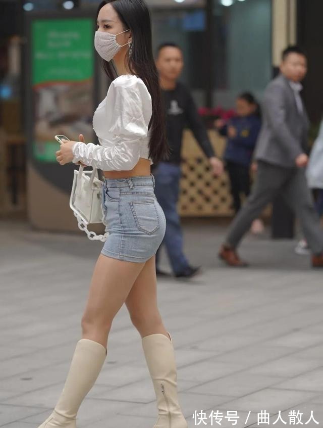 小姐姐 蓝色包臀牛仔短裙搭配白色短款方领上衣,身材高挑小姐姐太过抢眼!