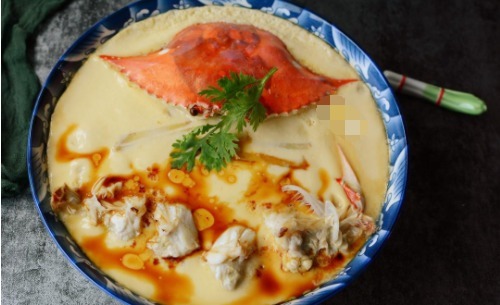 梭子蟹别再清蒸水煮了,加2个鸡蛋蒸蛋羹,汤鲜味美,别提多好吃