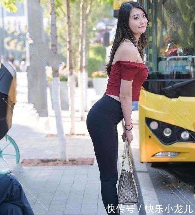 打底裤 短款黑色皮衣搭配同色系紧身打底裤,提升气质,改变气场