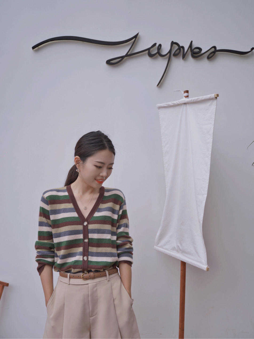 针织衫|入秋以后怎么穿？衬衫搭配白色百褶裙简约时髦，干练又不失优雅