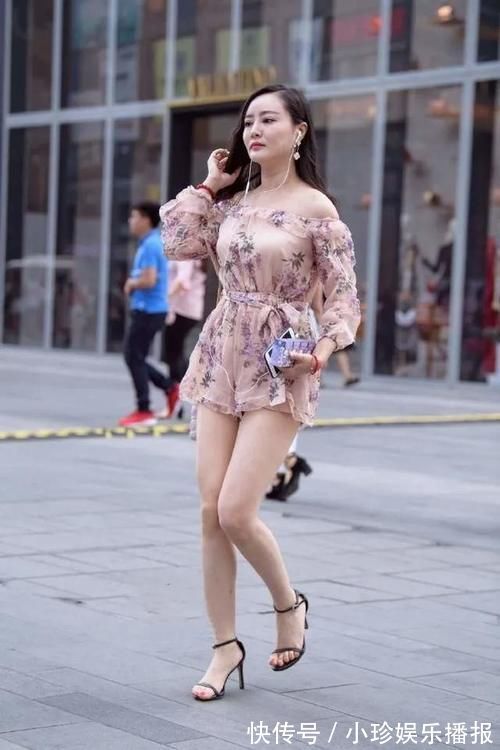 高跟凉鞋 一字领印花连衣裙，搭配黑色一字带高跟凉鞋，穿出时尚靓丽的风采