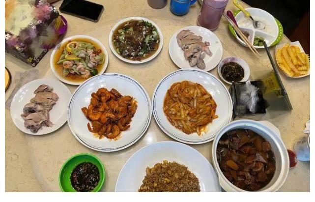 b黃曉明曬美食，有baby喜歡的紅燒肉，疑似小海綿的碗勺呆萌出鏡